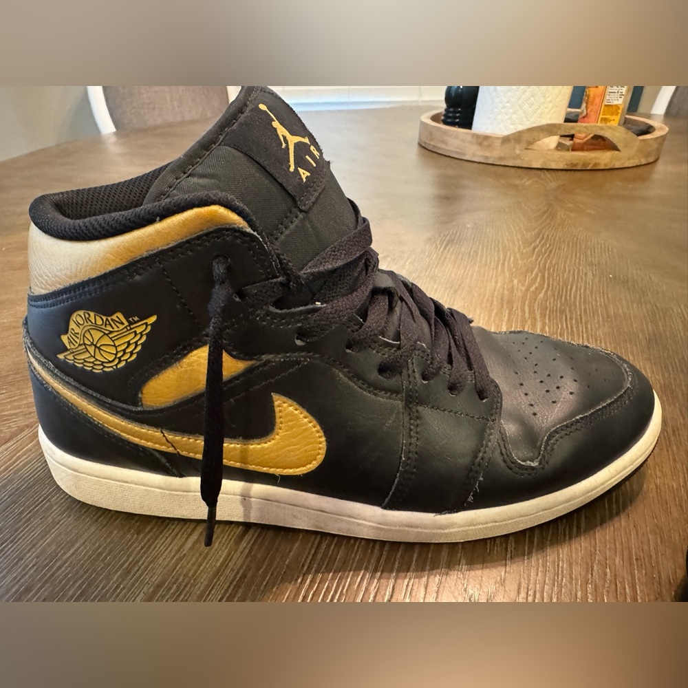 Nike Air Jordan 1 Mid Shoes Black Metallic Gold White DQ8426-071 Men's Size 9.5